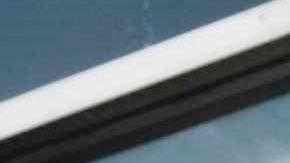 AME2336. SAN JOSÉ (COSTA RICA), 26/05/2020.- El activista de 76 años Marco Castillo (i) y su pareja Rodrigo Campos (d) se besan este martes durante su boda, el día en que el matrimonio entre personas del mismo sexo queda habilitado en Costa Rica al vencerse el plazo de 18 meses que la Sala Constitucional dio al Congreso para que legislara al respecto, en el Juzgado de Familia en San José (Costa Rica). Hace más de tres décadas Marco Castillo inició un camino hacia la igualdad, lleno de rechazos, obstáculos, pero también de satisfacciones y logros, el último de ellos el matrimonio igualitario en Costa Rica, que entra en vigor este martes por orden de la Sala Constitucional. EFE/Jeffrey Arguedas