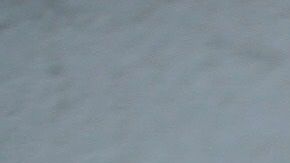 MEX1472. NEZAHUALCÓYOTL (MÉXICO), 22/05/2020.- Un trabajador del crematorio municipal camina entre ataúdes el pasado 6 de mayo en Nezahualcóyotl, estado de México (México). Las cifras de muertos por COVID-19 están en el centro de la polémica en México. Las autoridades han admitido que hay un subregistro de decesos pero eluden dar estimaciones, mientras algunas investigaciones han señalado que los fallecidos en la capital triplican el dato oficial. EFE/Sáshenka Gutiérrez