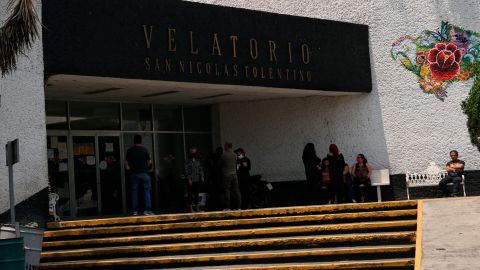 People mourn their loved ones at the pantheon of San Nicolas Tolentino, in Mexico City, Mexico, 30 April 2020 (issued 01 May 2020). The crematoriums in the Mexican capital are at the limit of their capacity while the country has not yet reached the peak of contagions and deaths from the COVID-19 pandemic, while funeral homes suggest the use of graves to house the deceased.