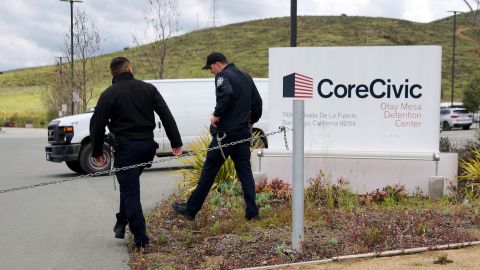 Corecivic es una corporación de cárceles privadas que administra el centro de Otay Mesa. / fotos: Manuel Ocaño.