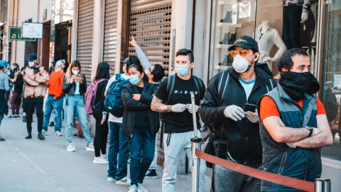 Estudiantes durante la distribución de alimentos realizada el pasado 2 de mayo en Manhattan.