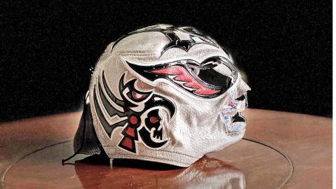 El Hijo del Santo entregó a la familia la máscara que Silver King utilizó durante su última pelea.
