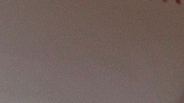 Un médico aplica una prueba de detección de COVID-19 a una niña en Pichincha.