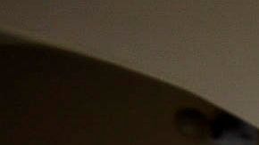 AME7763. GUAYAQUIL (ECUADOR), 05/05/2020.- Fotografía de archivo fechada el pasado 17 de abril de 2020 en la que miembros de la Fuerza de Tarea Conjunta (FTC) recolectan cadáveres en medio de la pandemia de la COVID-19 en Guayaquil (Ecuador). La Fiscalía de Ecuador ha abierto una investigación por la compra a sobreprecio para ese hospital de bolsas de cadáveres a 148 dólares, en lugar de los 12 que suelen costar en el mercado. Es la nueva vuelta de tuerca de la telenovela que salpica una y otra vez a la ciudad ecuatoriana más castigada por el COVID-19, Guayaquil, donde los escándalos se reproducen desde hace dos meses poniendo en tela de juicio la gestión gubernamental de la crisis. El nuevo caso de presunta corrupción, por el que hay cuatro personas bajo arresto preventivo, está relacionado, esta vez, con sobreprecios en la compra de insumos médicos en un hospital público, y entre ellos 4.000 bolsas para la recogida de cadáveres. EFE/ Mauricio Torres