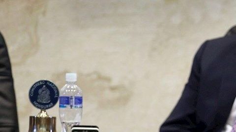 Fotografía de archivo del 10 de abril de 2013 que muestra al entonces director de la Policía Nacional, comisionado general Juan Carlos Bonilla Valladares (c), durante una comparecencia en el Parlamento, en Tegucigalpa (Honduras). La Fiscalía de Nueva York acusó este jueves de tres cargos relacionados con el narcotráfico al exjefe de la Policía Nacional de Honduras Juan Carlos Bonilla Valladares, por los que se podría enfrentar a un máximo de cadena perpetua y que además involucran al actual presidente hondureño, Juan Orlando Hernández.