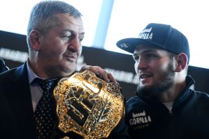 El padre de Khabib Nurmagomedov, el peleador más temido del mundo, lucha por su vida