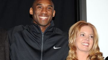 Jeanie Buss dijo todavía estar desconsolada por la pérdida de Kobe Bryant.