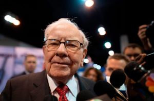 “Les deseo lo mejor”: Warren Buffett tira la toalla y vende todas sus acciones de AA, United, Southwest y Delta