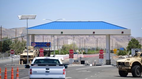 La entrada de la Estación Naval de Armas Aéreas de China Lake en California.