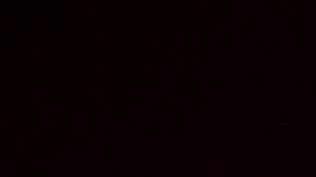 La artista Billie Eilish durante una presentación en el escenario de Troubadour.