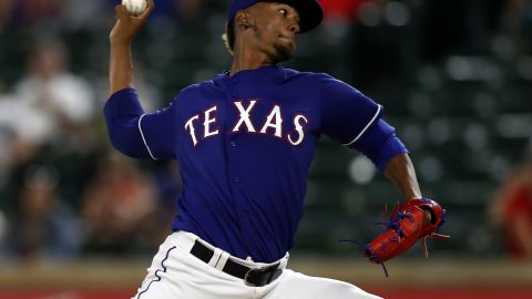 El lanzador dominicano Emmanuel Clase llegó a Cleveland procedente de los Rangers de Texas.