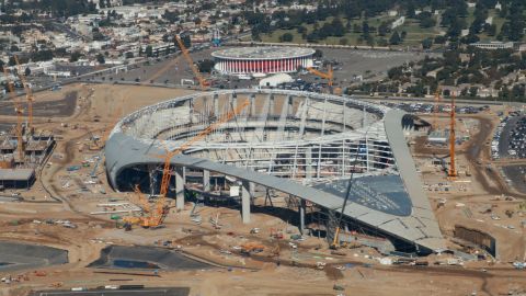 El SoFi Stadium enfrenta millonarios retos en el inicio de sus operaciones debido al coronavirus.