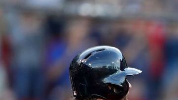 Rafael Devers y Mitch Moreland festejando una carrera con los Boston Red Sox.