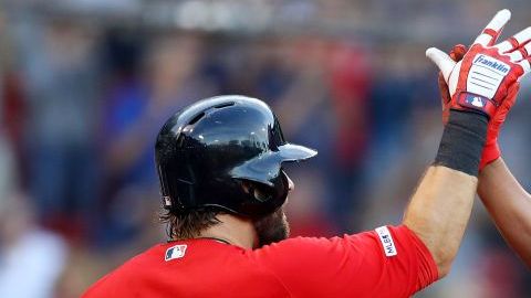 Rafael Devers y Mitch Moreland festejando una carrera con los Boston Red Sox.