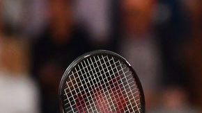 Roger Federer durante un partido de exhibición contra Rafael Nadal.