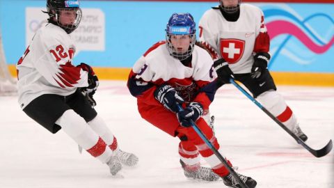 El hockey sobre hielo femenil es muy popular en Estados Unidos y Canadá.