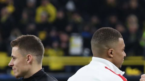 Kylian Mbappe y Erling Haaland saludándose previo a un partido de Borussia Dortmund vs. Paris Saint-Germain.