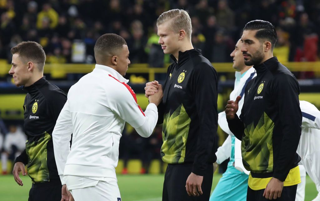 Kylian Mbappe y Erling Haaland saludándose previo a un partido de Borussia Dortmund vs. Paris Saint-Germain.