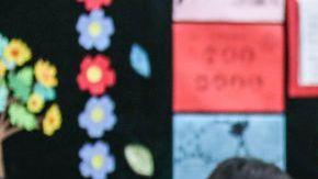 Llaman la atención la forma en cómo han buscado que los alumnos guarden distancia entre ellos.