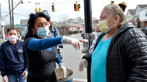 Mujeres hispanas en un banco de comida en Massachusetts.