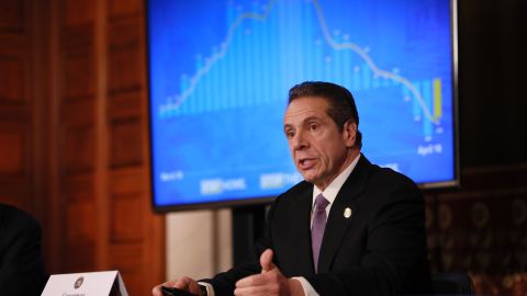 El gobernador Andrew Cuomo busca que no haya crisis de suministros clínicos.