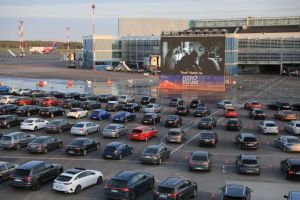 Ante COVID-19, en Lituania convierten una pista de aeropuerto en un cine para autos