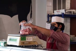 Temor al desabasto de alimentos por coronavirus obliga a Administración Trump a facilitar visas laborales