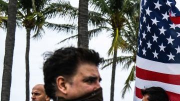 Manifestantes protestando ante las medidas tomadas por el coronavirus.