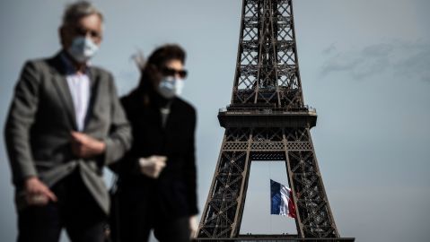 Francia París desconfinamiento coronavirus Zara distanciamiento social video viral metro mascarillas