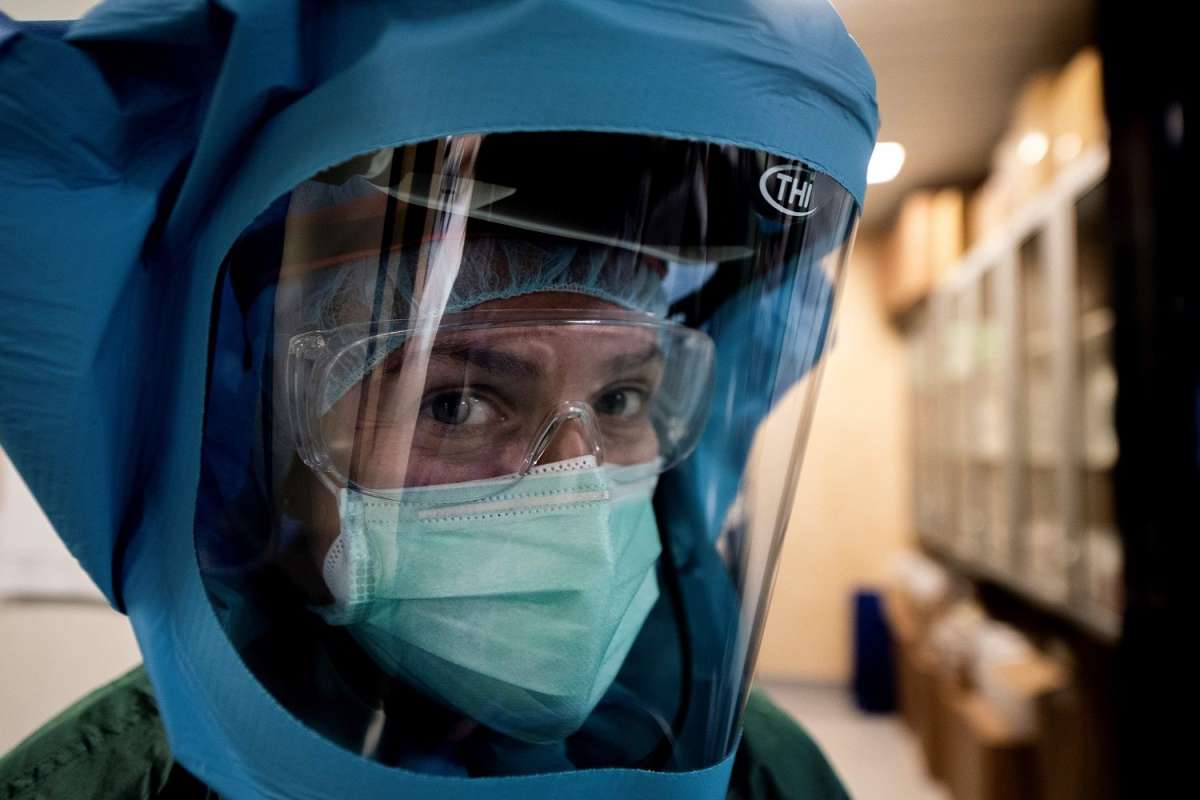 Enfermera rusa atiende a pacientes coronavirus en bikini y bata transparente le dio calor - El Diario NY