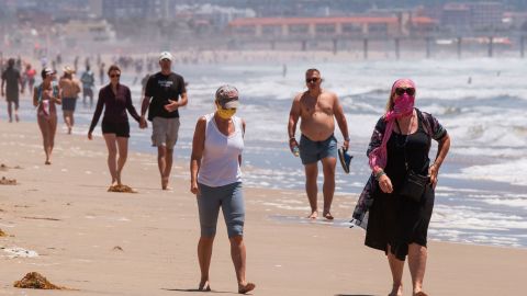 Muchos disfrutan la reapertura de las playas en California.