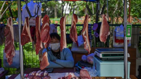 Un vendedor en un mercado en Wuhan, China, el 15 de mayo de 2020.