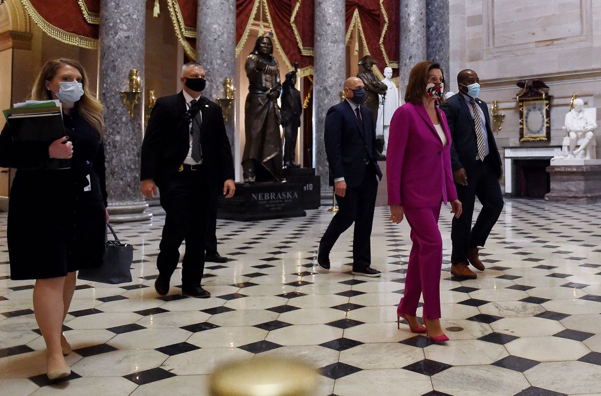 Nancy Pelosi (al frente) es la líder de la mayoría demócrata en la Cámara de Representantes.