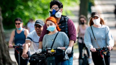 Decenas de personas salen a los parques.