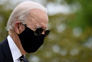 Biden reaparece en público y con la cara cubierta tras dos meses en casa. Y Trump estalla en Twitter