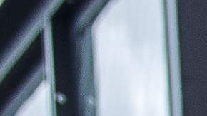 Un hombre reza en el sitio donde murió George Floyd.