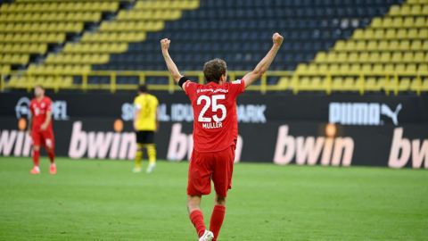 Thomas Müller celebrando el gol de Joshua Kimmich.