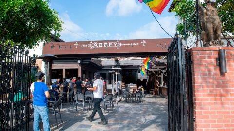 Restaurante Los Ángeles California economía distanciamiento social trabajadores comidas cenas desempleo reapertura