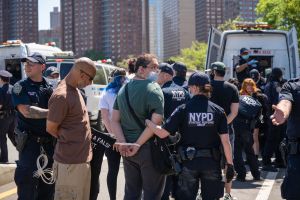 Demandan a la Ciudad y el NYPD por arrestos ilegales por delitos menores durante protestas de George Floyd