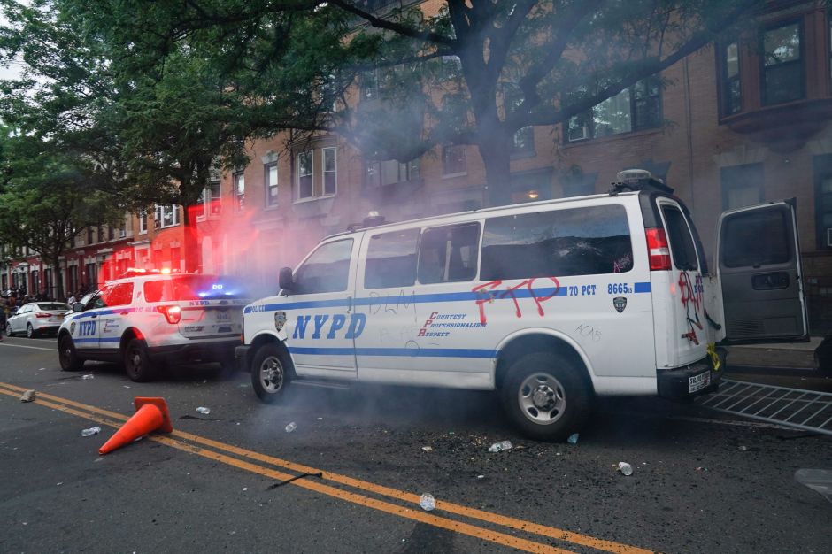 VIDEO: NYPD enfrenta severas críticas por aventar camioneta a manifestantes por Floyd