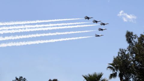 El Escuadrón de Demostración Aérea Thunderbirds realiza un paso elevado en honor a los trabajadores de la salud el 11 de abril de 2020 en Las Vegas, Nevada.