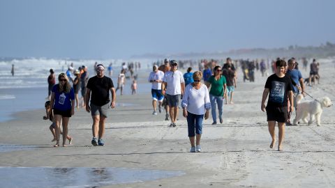 La multitud en la playa de Jacksonville no respeta el distanciamiento social.