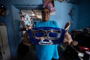 Luchadores mexicanos confeccionan mascarillas para sobrevivir y ganar la batalla al COVID-19