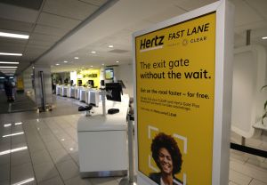 Hertz se declara en bancarrota: los alquileres de autos desaparecieron por la pandemia