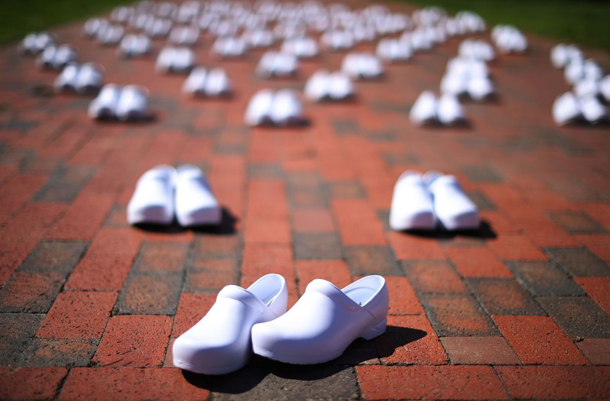 National Nurses United colocó 88 pares de zapatos que representan a las enfermeras que murieron a causa de COVID-19 frente a la Casa Blanca el 7 de mayo de 2020.