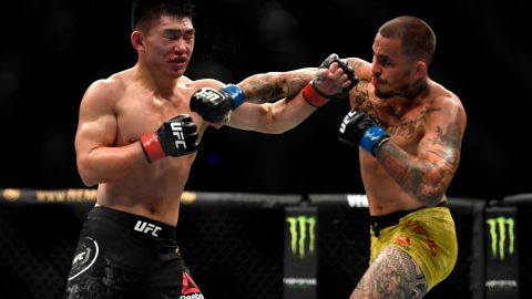 Song Yadong de China lucha contra Marlon Vera de Ecuador.