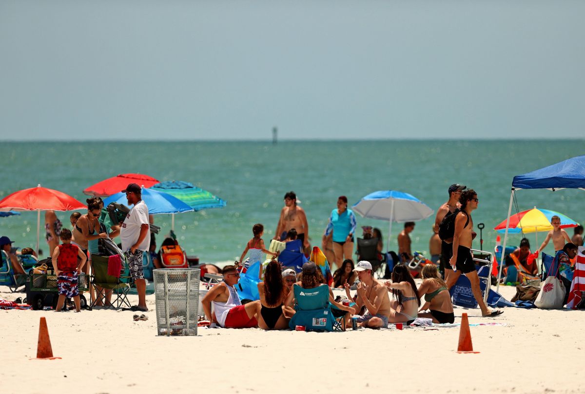 Playa en Clearwater, Florida, luego de la reapertura del estado en mayo 