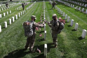 Memorial Day: Cómo el Cementerio Nacional de Arlington honra a los caídos en medio de la pandemia de coronavirus