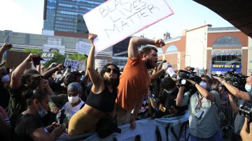 Manifestantes condenan la violencia policial que causó la muerte a George Floyd, frente al Barclays Center en NYC.