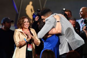 “Te extraño mucho”: Karl-Anthony Towns recuerda a su madre dominicana fallecida por coronavirus